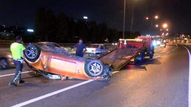 Ambulansa yol vermeyince gündem olan sürücü makas atarken kazaya neden oldu Ambulansa yol vermeyince gündem olan sürücü bu sefer zincirleme kazaya yol açtı: 4 yaralı