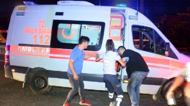 Ambulansa yol vermeyince gündem olan sürücü makas atarken kazaya neden oldu Ambulansa yol vermeyince gündem olan sürücü bu sefer zincirleme kazaya yol açtı: 4 yaralı