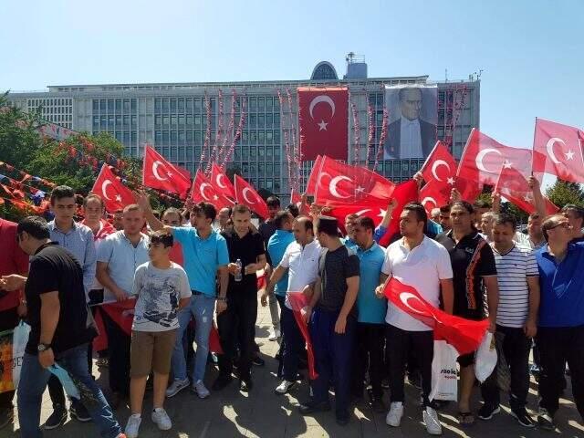 İşten çıkarılanlar İBB önünde İmamoğlu'na seslendi: Okulların açıldığı dönemde lütfen kimseyi ekmeğinden etmeyin