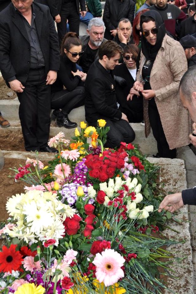 Mustafa Ceceli, Sezen Aksu'nun babasının cenazesinde ezan okudu