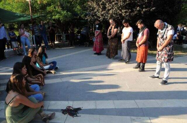 Tunceli'de, kadına şiddete tepki için erkek etek giydi, kadınlar tespih salladı