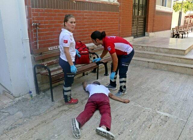 'Uyan Şükrü' Operasyonu! Kolonya içip cami bahçesinde sızan adamı kimse uyandıramadı