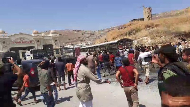 Bombalardan kaçan binlerce Suriyeli, Türkiye sınırına dayandı