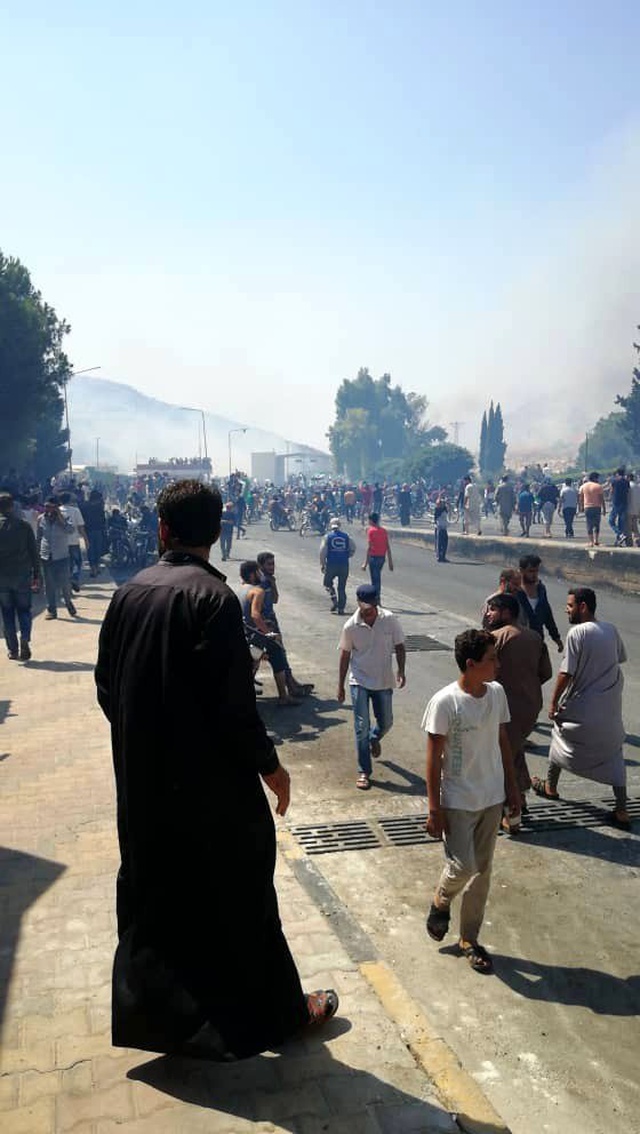Bombalardan kaçan binlerce Suriyeli, Türkiye sınırına dayandı