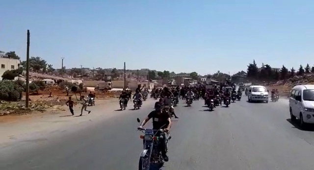 Bombalardan kaçan binlerce Suriyeli, Türkiye sınırına dayandı