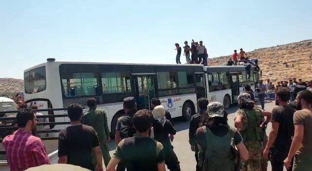 Bombalardan kaçan binlerce Suriyeli, Türkiye sınırına dayandı