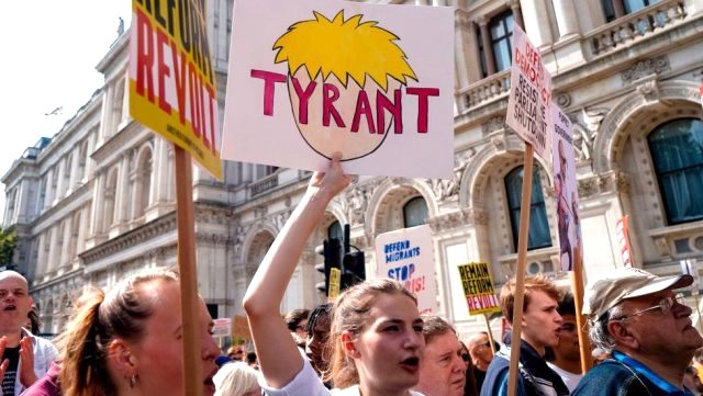 Boris Johnson'ın parlamento tatili, İngiltere genelinde protesto edildi: 'Darbeyi durdur'