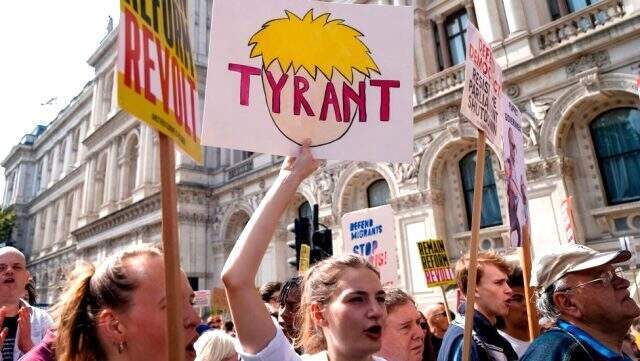 Boris Johnson'ın parlamento tatili, İngiltere genelinde protesto edildi: 'Darbeyi durdur' Boris Johnson'ın parlamento tatili, İngiltere genelinde protesto edildi: 'Darbeyi durdur'