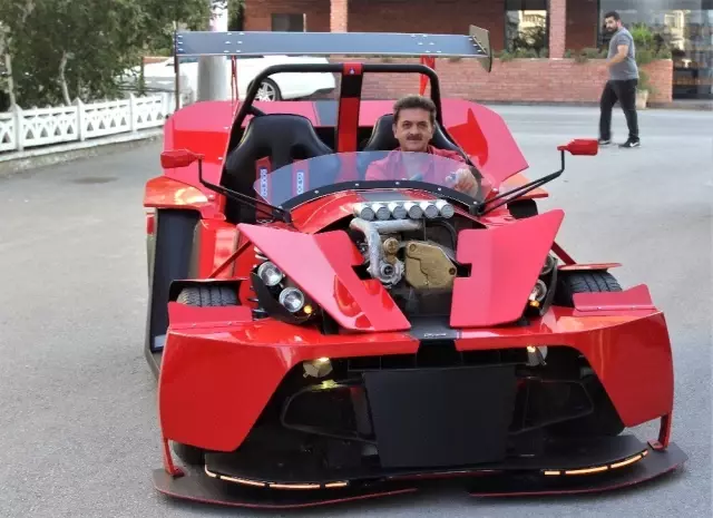 Emekli maaşıyla kendine son model otomobil yaptı