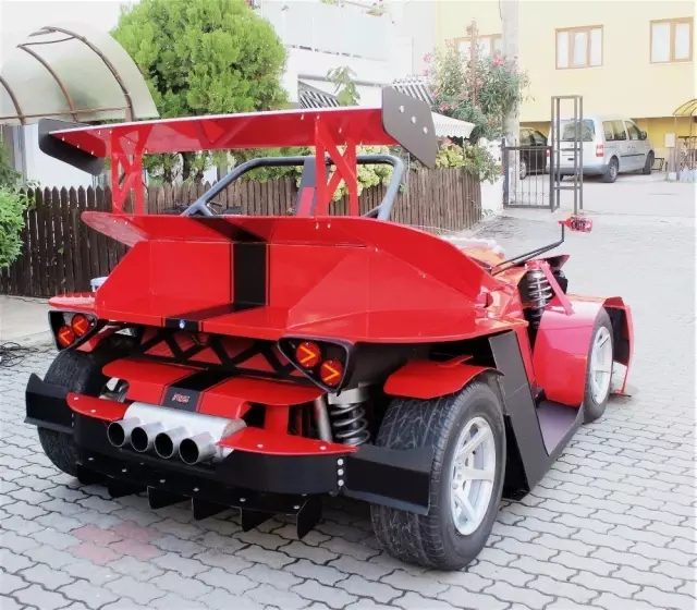 Emekli maaşıyla kendine son model otomobil yaptı