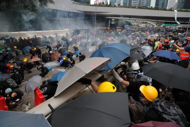 Hong Kong'da hükümet karşıtı protestolar yasağa rağmen devam ediyor