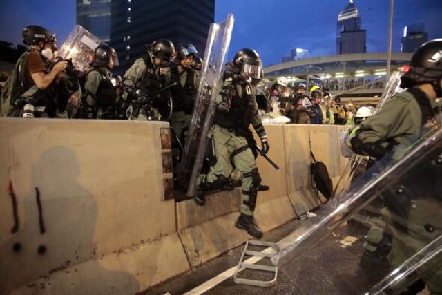 Hong Kong'da hükümet karşıtı protestolar yasağa rağmen devam ediyor