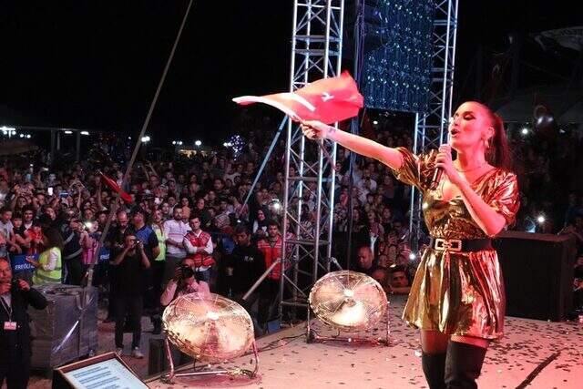 İrem Derici'nin konserinde havai fişeğin isabet ettiği minibüs cayır cayır yandı