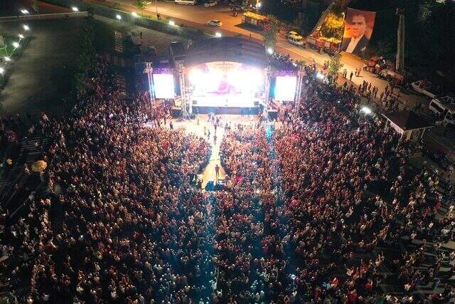 İrem Derici'nin konserinde havai fişeğin isabet ettiği minibüs cayır cayır yandı
