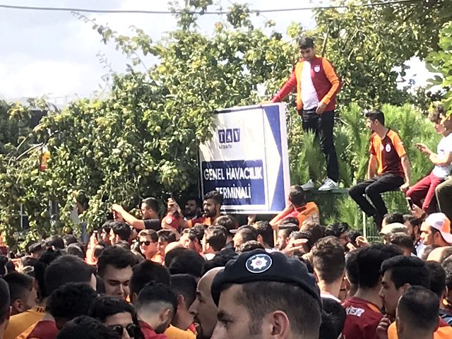 Galatasaraylı taraftarlar, Falcao'yu bekliyor!