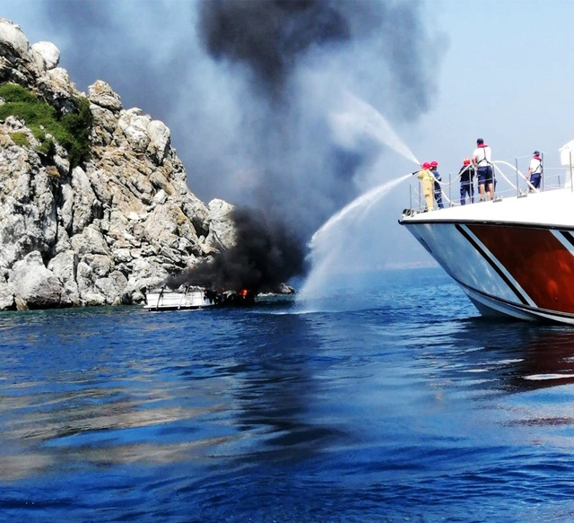 Marmaris'te cayır cayır yanan tekne, suya gömüldü
