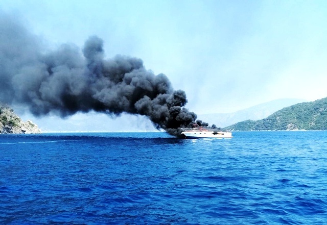 Marmaris'te cayır cayır yanan tekne, suya gömüldü