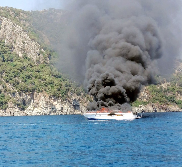 Marmaris'te cayır cayır yanan tekne, suya gömüldü