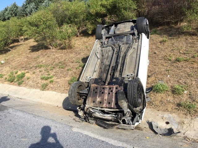 Taksiciden kaçarken kaza yaptı, hurdaya dönen araçtan burnu kanamadan kurtuldu