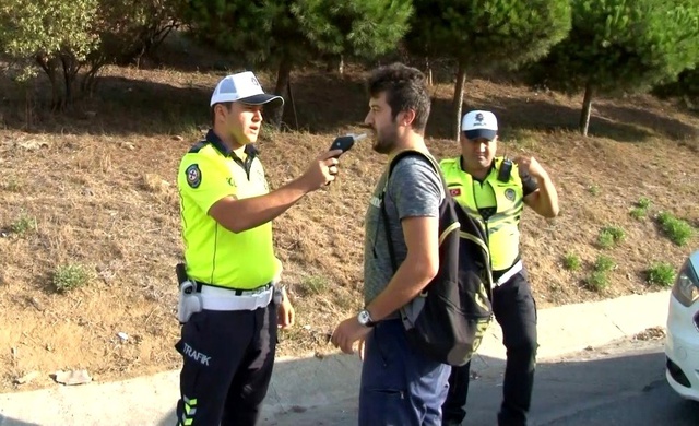 Taksiciden kaçarken kaza yaptı, hurdaya dönen araçtan burnu kanamadan kurtuldu