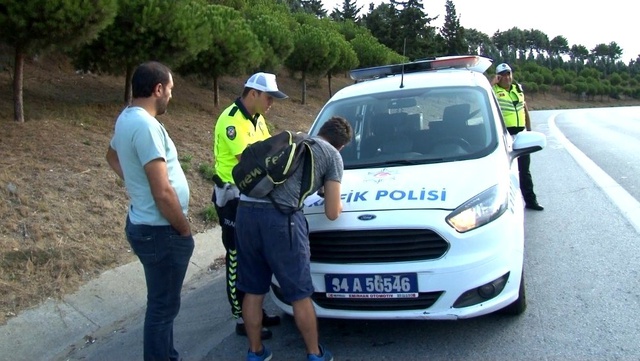 Taksiciden kaçarken kaza yaptı, hurdaya dönen araçtan burnu kanamadan kurtuldu