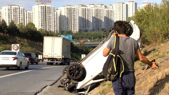 Taksiciden kaçarken kaza yaptı, hurdaya dönen araçtan burnu kanamadan kurtuldu
