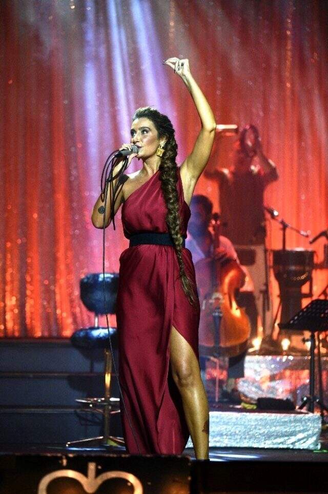 Sıla, Emine Bulut için Sezen Aksu'nun Ünzile şarksını söyleyerek çağrı yaptı Sıla, Emine Bulut için Sezen Aksu'nun Ünzile şarkısını söyleyerek çağrı yaptı