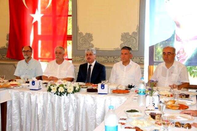 Hatay Valisi: Sınırda yaşananlar bazı ajan provokatörler tarafından farklı lanse edildi Hatay Valisi: Sınırda yaşananlar bazı ajan provokatörler tarafından farklı lanse edildi