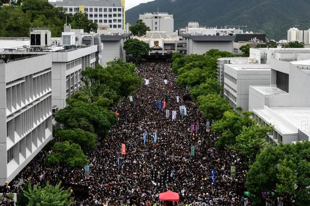 Hong Kong'da öğrenciler dersleri boykot ederek protestolara katılıyor