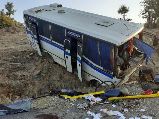 Manisa'da üzüm işçilerini taşıyan midibüs devrildi! 17 yaralı var