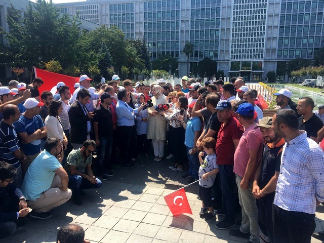 AK Parti'den işten çıkarıldıkları için İBB önünde eylem yapan eski çalışanlara destek geldi