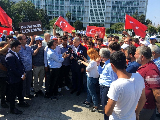 AK Parti'den işten çıkarıldıkları için İBB önünde eylem yapan eski çalışanlara destek geldi