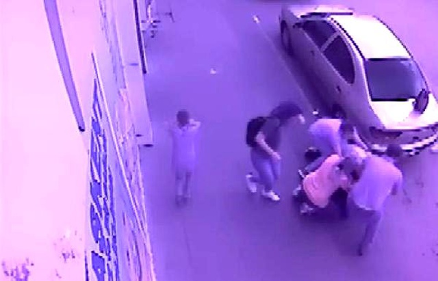 Barışma teklifini kabul etmeyen eski sevgilisini, oğlunun gözü önünde bıçakladı