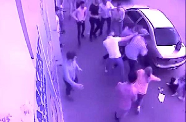 Barışma teklifini kabul etmeyen eski sevgilisini, oğlunun gözü önünde bıçakladı