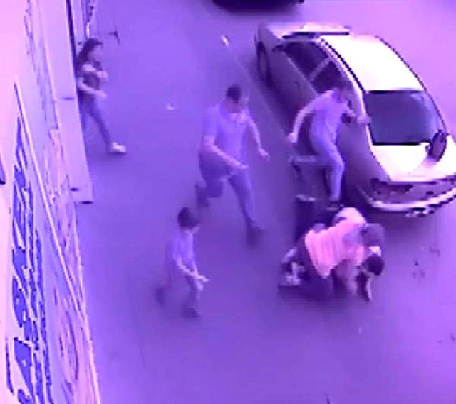 Barışma teklifini kabul etmeyen eski sevgilisini, oğlunun gözü önünde bıçakladı