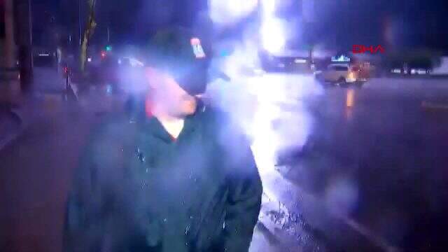 Canlı yayına hazırlanan muhabirin yanına yıldırım düştü Canlı yayına hazırlanan muhabirin yanına yıldırım düştü