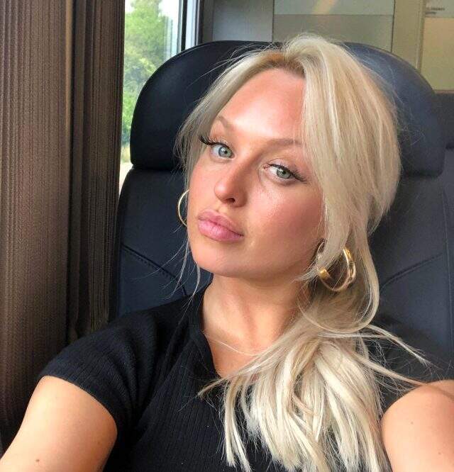 Cesur pozlarıyla tanınan model Jorgie Porter, üstsüz poz verdi