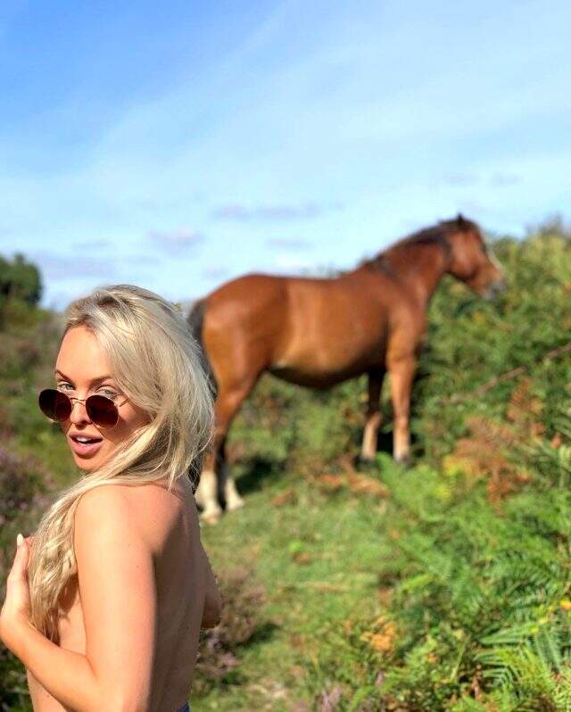 Cesur pozlarıyla tanınan model Jorgie Porter, üstsüz poz verdi