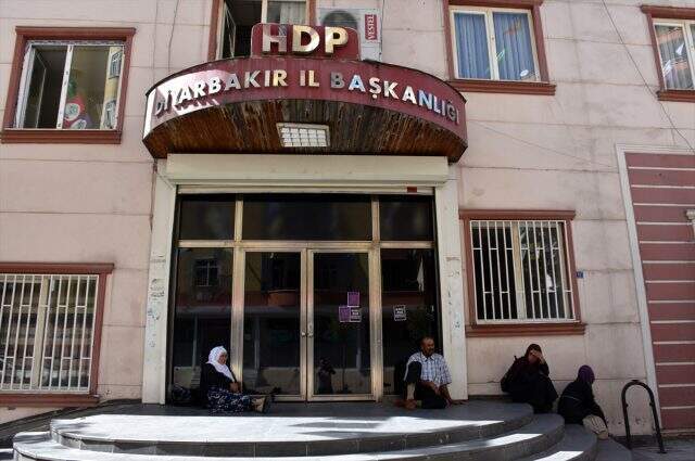 Çocuklarının dağa kaçırıldığını iddia eden bir aile daha HDP önünde oturma eylemi başlattı