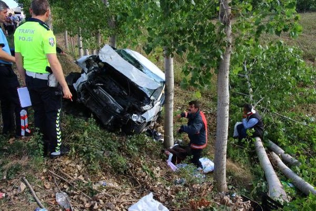 Hava almak için otomobilden inen anne ve kızlarına araba çarptı: Anne can verdi