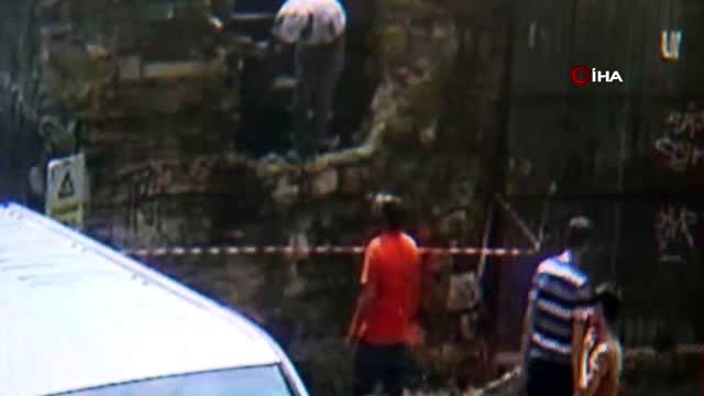 Karaköy'de Mimar Sinan tarafından yapılan 450 yıllık tarihi çeşmeyi levyeyle böyle yıktılar