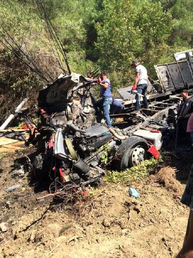 Kastamonu'da uçuruma yuvarlanan kamyonda 3 kişi yanarak hayatını kaybetti Kastamonu'da uçuruma yuvarlanan kamyonda 3 kişi yanarak hayatını kaybetti