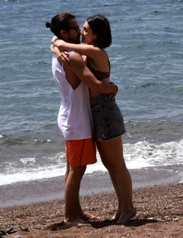 Oyuncu Fulya Zenginer, denizde sevgilisini öpücüklere boğdu