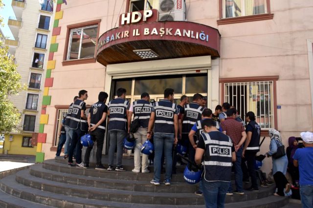 HDP Diyarbakır İl Başkanlığı önünde oturma eylemi yapan aile sayısı 4'e yükseldi