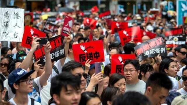 Hong Kong yönetimi aylardır protesto edilen tartışmalı Çin'e iade yasasını geri çekiyor