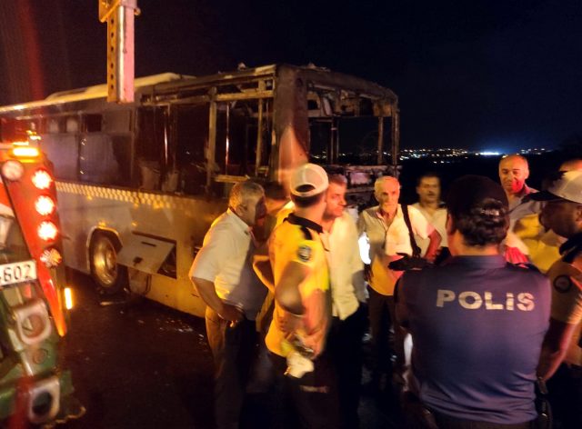 İstanbul'da özel halk otobüsü alev alev yandı!