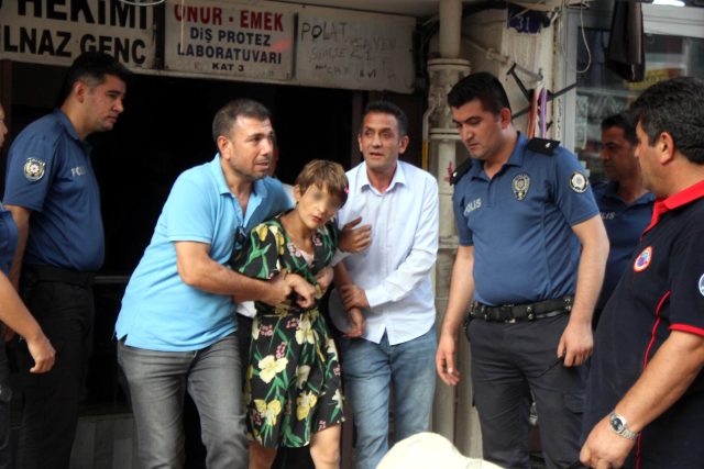 Kayseri'de intihar girişiminde bulunan kadının son anda kurtarılması kameraya yansıdı