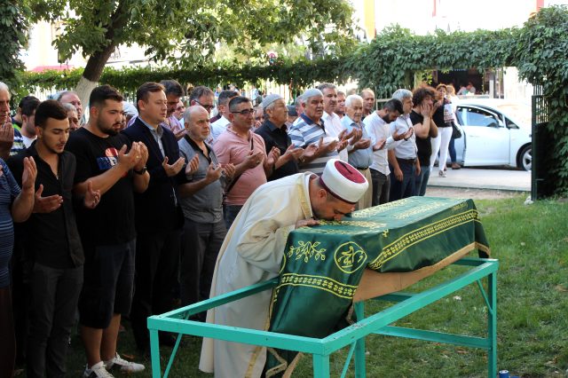 Dövülerek öldürülen minik Eymen'in cenaze namazını kıldıran imam, tabutu öptü