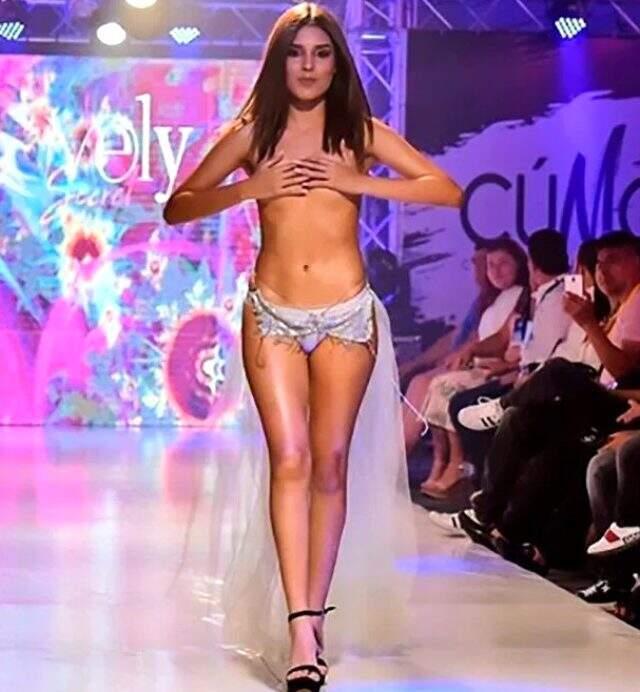 Podyumda elbisesi düşen manken Lina Daniela Daza, göğüslerini kapatarak yürümeye devam etti Podyumda elbisesi düşen manken Lina Daniela Daza, göğüslerini kapatarak yürümeye devam etti