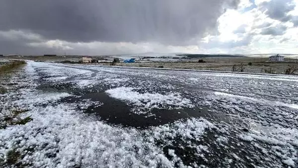 Etkili olan dolu yağışı Ardahan'ı beyaza bürüdü